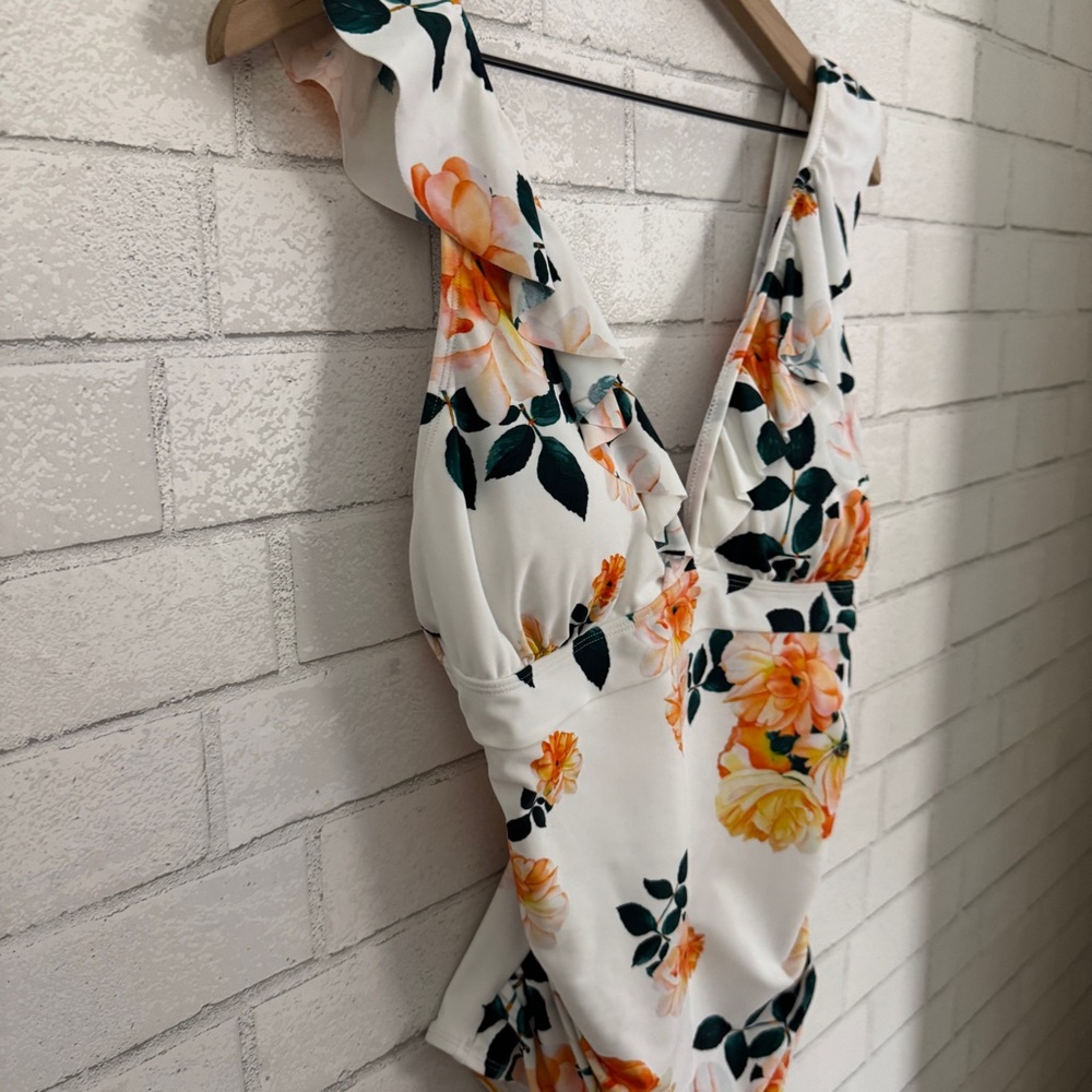 CUPSHE White Flowered Ruffle High Cut V-Neck Crossover Back One Pie Swimsuit - Picture 3 of 10
